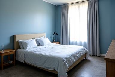 機能的だが個性のない寝室空間